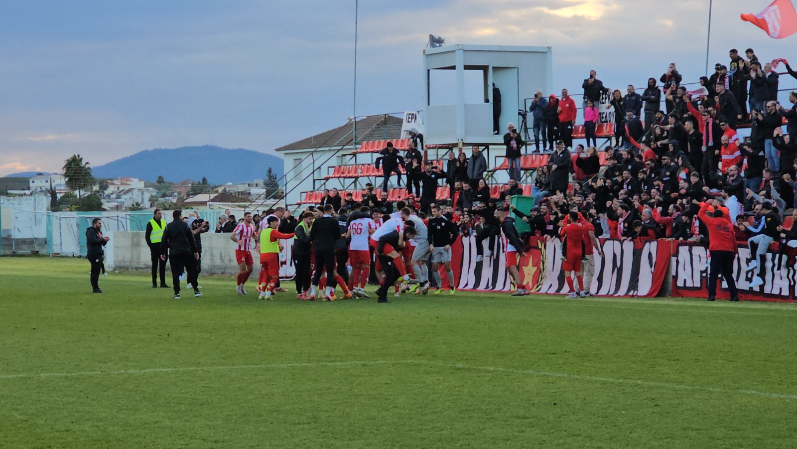 Νέα Σαλαμίνα: Πρωταθλήτρια Β' κατηγορίας και... ΧΑΜΟΣ από τους Σαλαμιναίους με «Ντίρλι-Ντίρλι» - ΒΙΝΤΕΟ ThemaSports