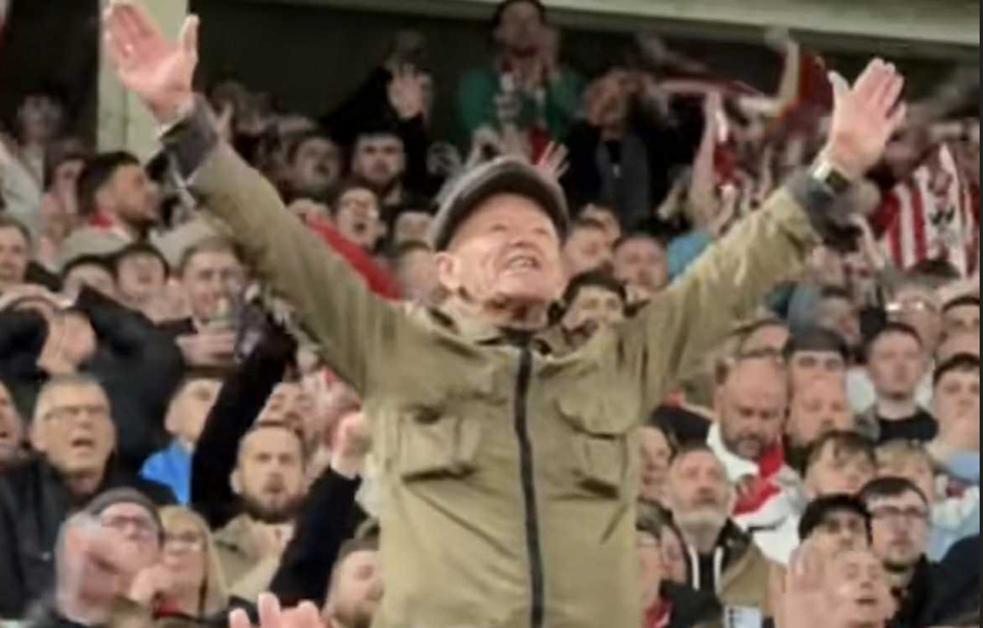 Κάτι παραπάνω από ένα ντέρμπι: Ο φίλος της Σάντερλαντ που ράγισε… καρδιές και χάρηκε με την ψυχή του, τη νίκη της ομάδας του! (ΒΙΝΤΕΟ)