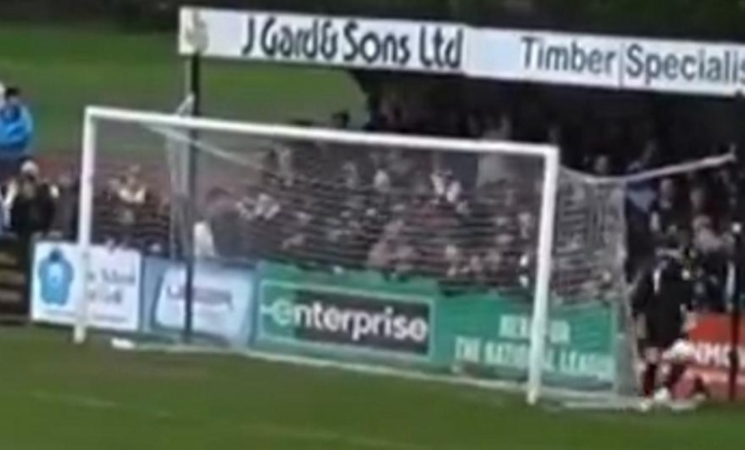 Αδιανόητο: Τερματοφύλακας γρονθοκόπησε οπαδό και συνέχισε κανονικά το ματς! (ΒΙΝΤΕΟ)