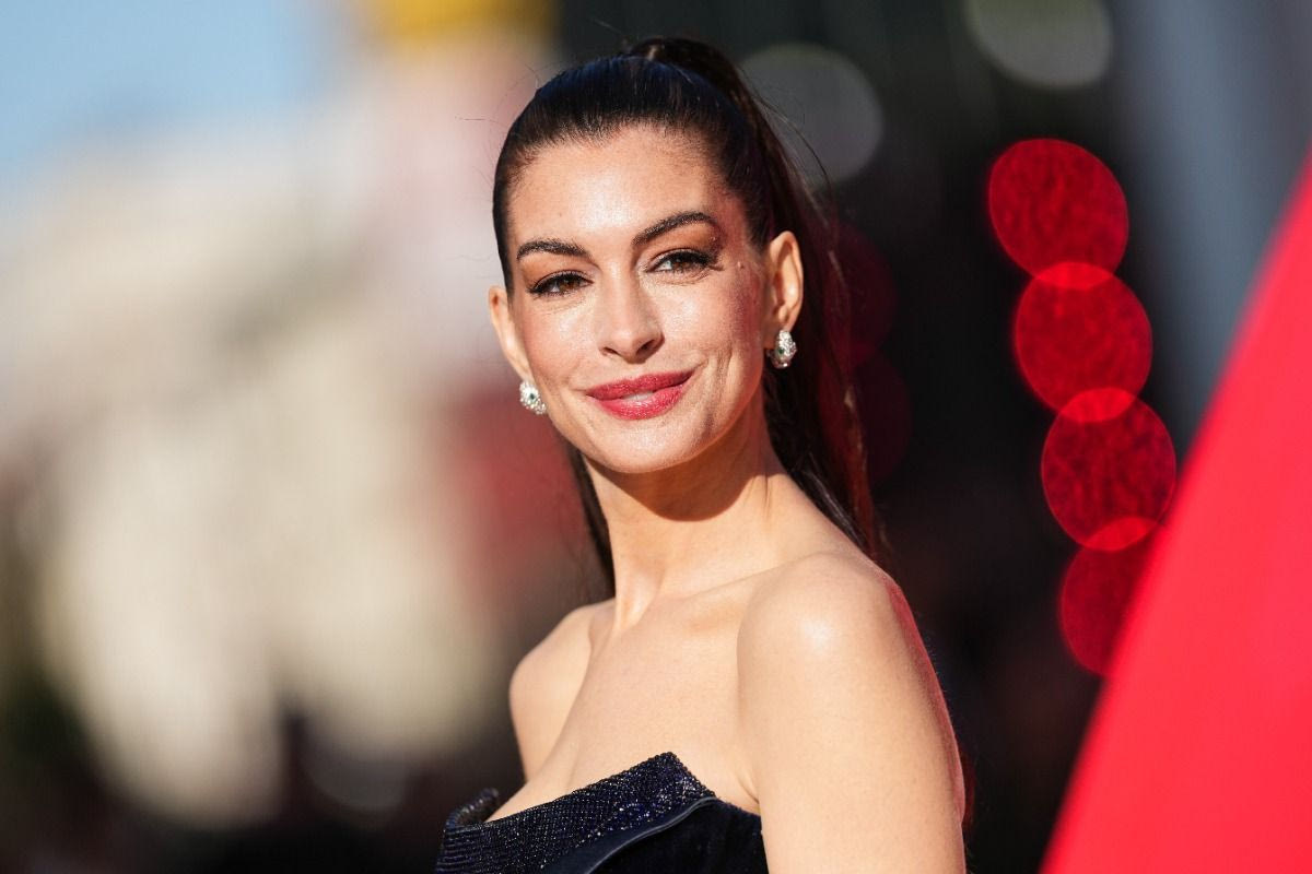 Αν Χάθαγουεϊ: Με εντυπωσιακό φόρεμα και φανέλα της Άρσεναλ στην πρεμιέρα της ταινίας της - ΒΙΝΤΕΟ