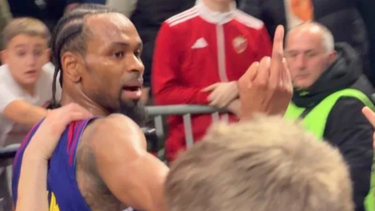 ΧΑΜΟΣ: Έδειξε το μεσαίο δάχτυλο στους οπαδούς του Ερυθρού Αστέρα!