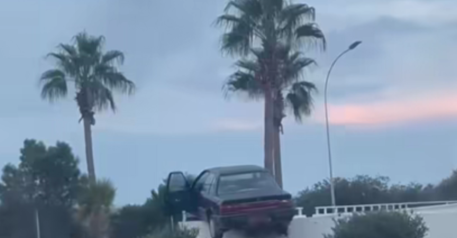 Βίντεο - Απίστευτο τροχαίο στη Λάρνακα: Αυτοκίνητο «κρεμάστηκε» στο κενό