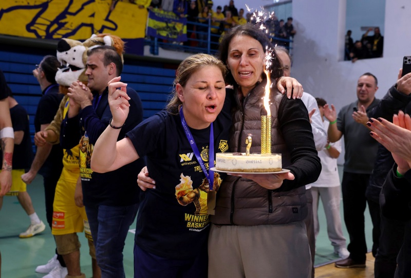 Οι πανηγυρισμοί της Κυπελλούχου ΑΕΛ και η τούρτα στην γενεθλιάζουσα Κάλια Παπαδοπούλου! (ΦΩΤΟΓΡΑΦΙΕΣ)