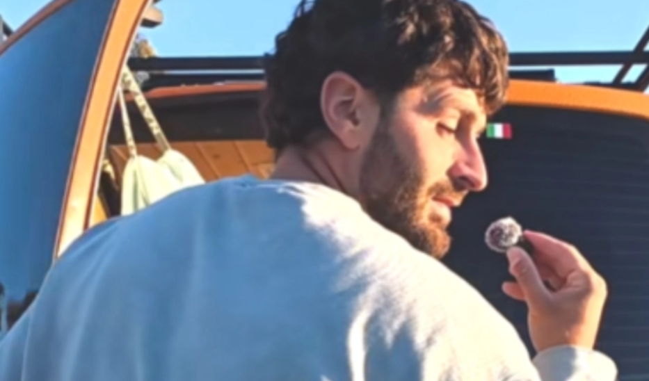 Ζει σε βαν με 1.300€ μισθό: Η ιστορία δημόσιου υπαλλήλου που είπε «όχι» στο ενοίκιο