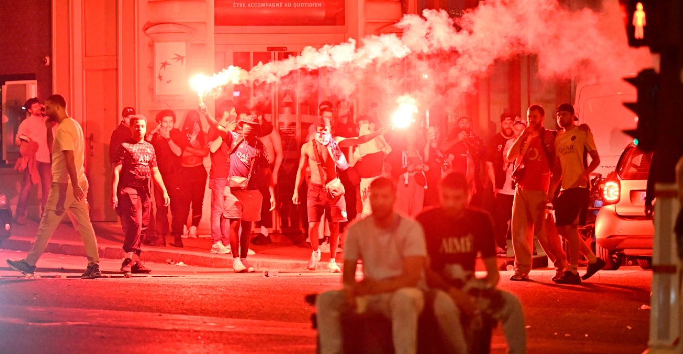 VIDEO: Γιατί ξέσπασαν τα επεισόδια στο Παρίσι: Οι «βάρβαροι» Ultras της Παρί Σεν Ζερμέν, ο Ζιντάν, το φιάσκο των Αρχών και η μετανάστευση