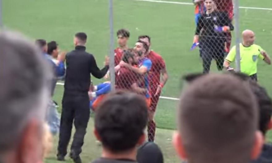 Απίστευτο ξύλο: Ποδοσφαιριστής αποβλήθηκε μετά από κλοτσιά και μπουνιά σε αντιπάλους του! (BINTEO)