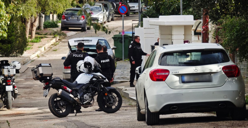 Σοκ στη Γλυφάδα: Νεκρός άνδρας σε πορτ μπαγκάζ αυτοκινήτου - Συνελήφθη ο γιος του, είχε σκοτώσει και τη μητέρα του το 2014