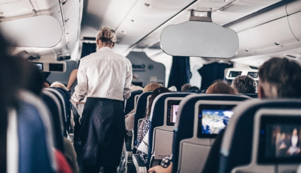 20 εκατ. προβολές: Το viral hack μιας content creator για τα αεροπορικά ταξίδια που δεν είχε σκεφτεί κανείς - Δείτε βίντεο