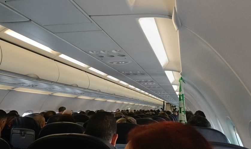 Δεν το ζήτησαν, το ΑΠΑΙΤΗΣΑΝ οι οπαδοί της Ομόνοιας στο αεροπλάνο!