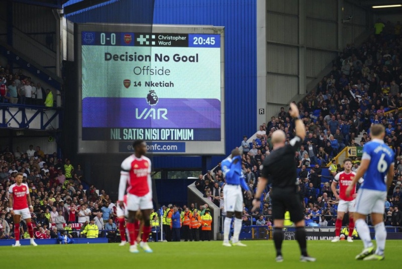 Sky Sports: «Χωρίς VAR η Άρσεναλ θα ήταν πρώτη και η Λίβερπουλ δεύτερη»!