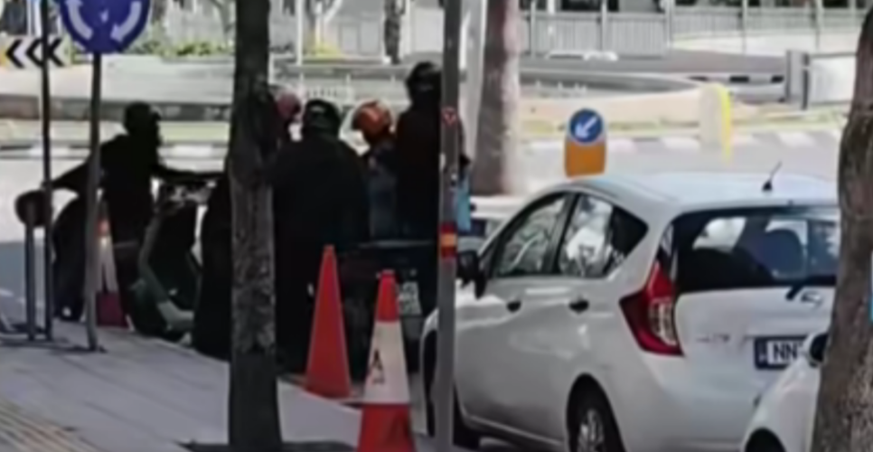 Άγρια επίθεση σε διανομέα στη Λεμεσό: Καρέ καρέ η στιγμή που τον περικυκλώνουν μοτοσικλετιστές - Δείτε το σοκαριστικό βίντεο