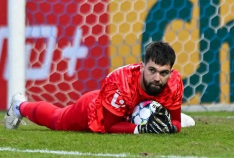 Απίστευτο συμβάν: Τερματοφύλακας έδιωξε και έστειλε τη μπάλα σε... μπαλκόνι σπιτιού! (ΒΙΝΤΕΟ)