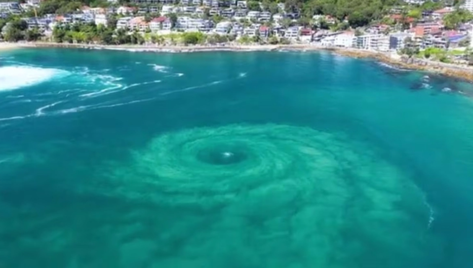 Το κρυφό φαινόμενο της θάλασσας που μπορεί να ανιχνευθεί μόνο από drone (BINTEO)