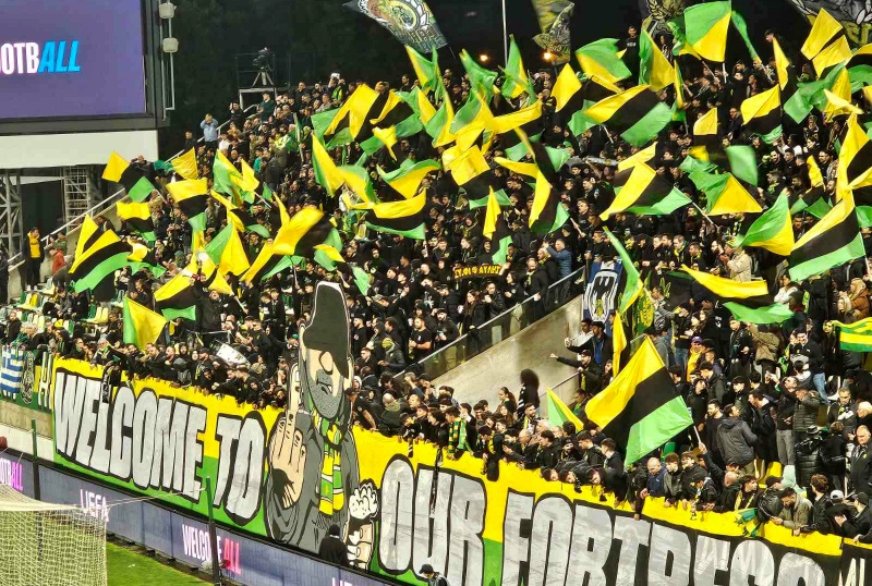 Εντυπωσιακή ατμόσφαιρα από τους ΑΕΚτζήδες που δίνουν τη δική του μεγάλη μάχη! (ΒΙΝΤΕΟ)