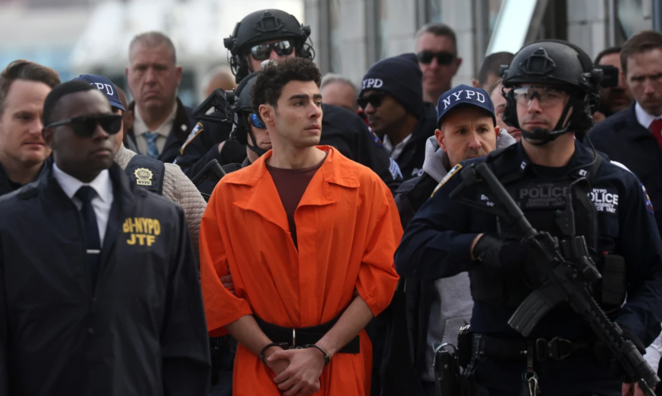 Ο Λουίτζι Μαντζιόνε δικάζεται για φόνο και ο ξάδελφός του παίζει μπάλα δίπλα από τη φυλακή