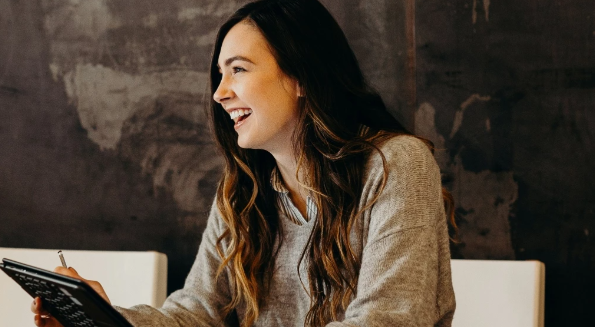 Οι άνθρωποι που δεν προβάλλουν την ευφυΐα τους έχουν αυτά τα 5 χαρακτηριστικά, σύμφωνα με τη ψυχολογία