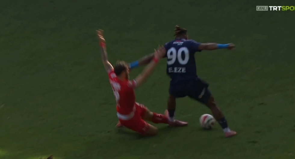 Κατακραυγή: Φάουλ για κόκκινη και... φυλακή δόθηκε ανάποδα! (BINTEO)