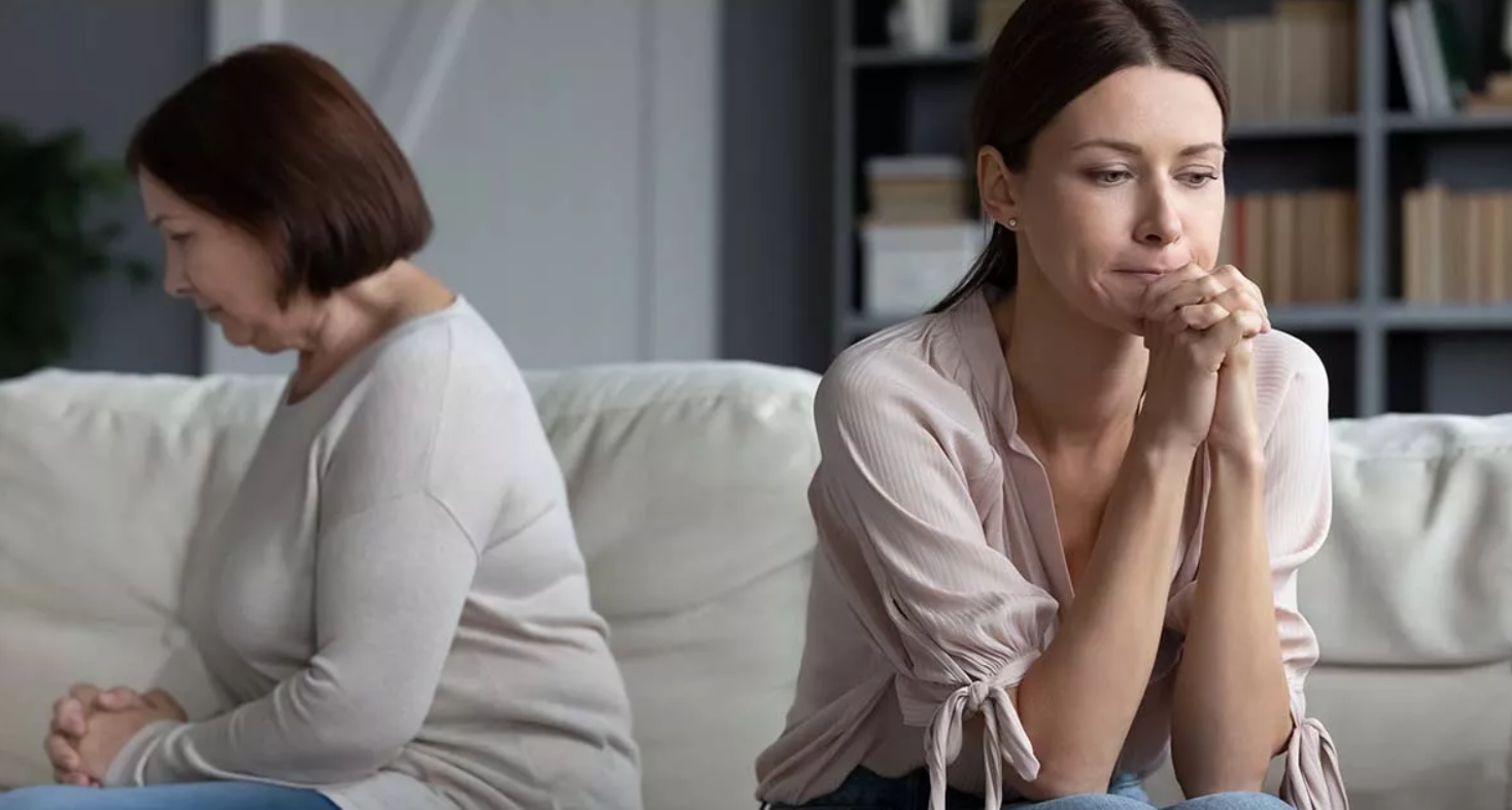 Τοξικοί συγγενείς: 5 τρόποι να προστατευτείτε χωρίς να τους κλείσετε την πόρτα