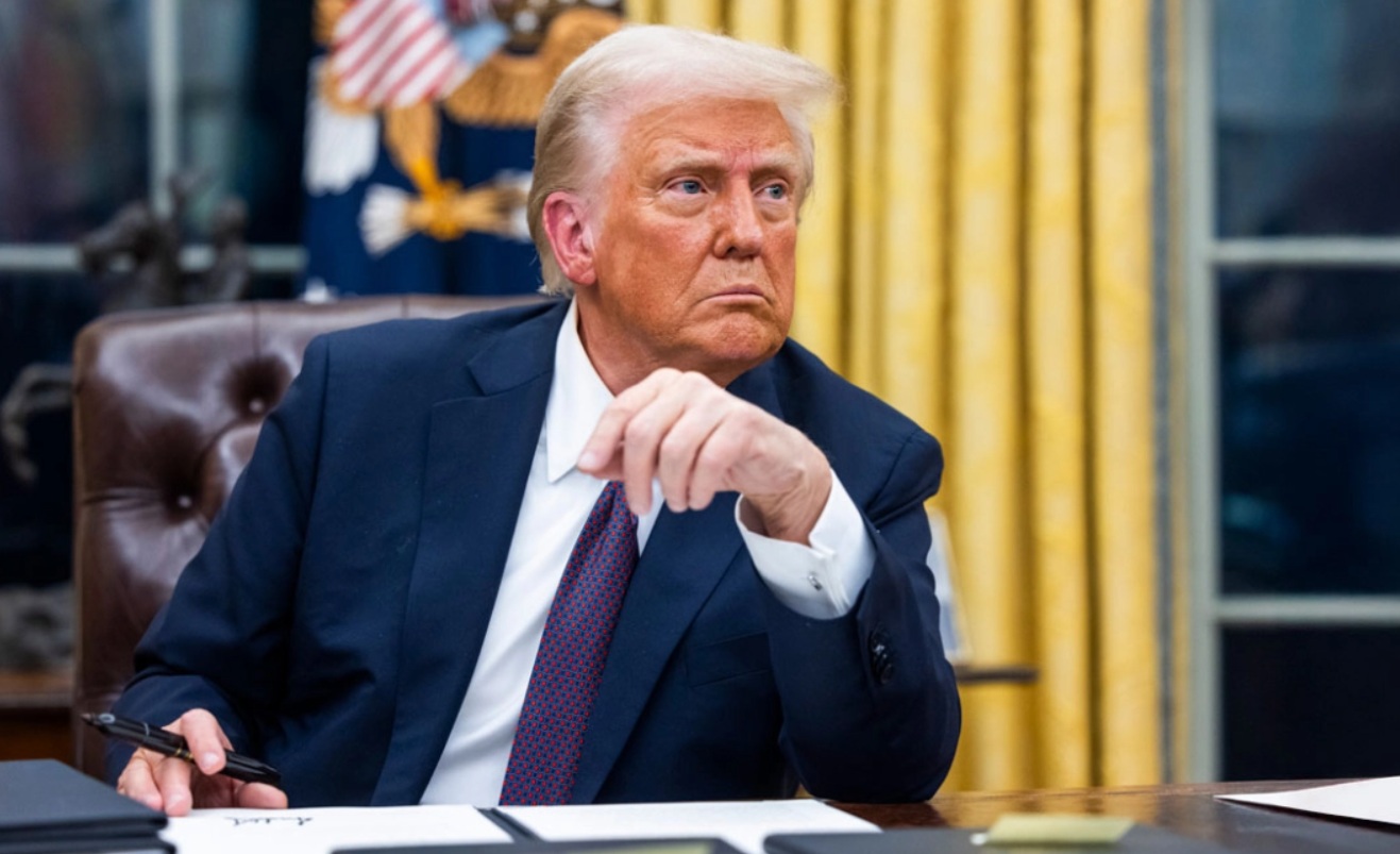 Γιατί ο Τραμπ δεν «πατάει το κουμπί» για επίθεση στο Ιράν: Ο ρόλος του Νετανιάχου και οι κυρώσεις σε στενό συνεργάτη του Χαμενεΐ