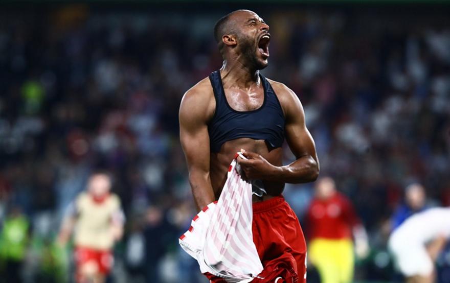 Το ChatGPT δεν μπορούσε να κάνει... upgrade στην πανηγυρική φωτογραφία του Ελ Κααμπί από την κατάκτηση του Conference!