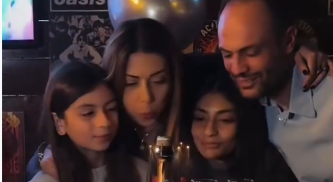 VIDEO - Κάτια Σάββα: Έσβησε κεράκια αγκαλιά με τον σύζυγο και τις κόρες τους