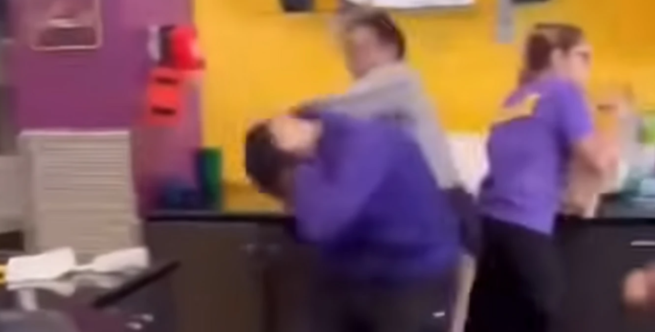 Σοκαριστικό video: Γυναίκα γρονθοκόπησε υπάλληλο γυμναστηρίου επειδή… της ζήτησε να μη φωνάζει