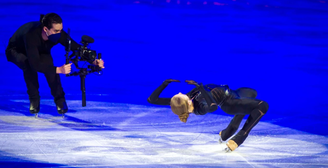 Ο πατινέρ-κάμεραμαν που καταγράφει στον πάγο όλο το... drama των Χειμερινών Ολυμπιακών Αγώνων