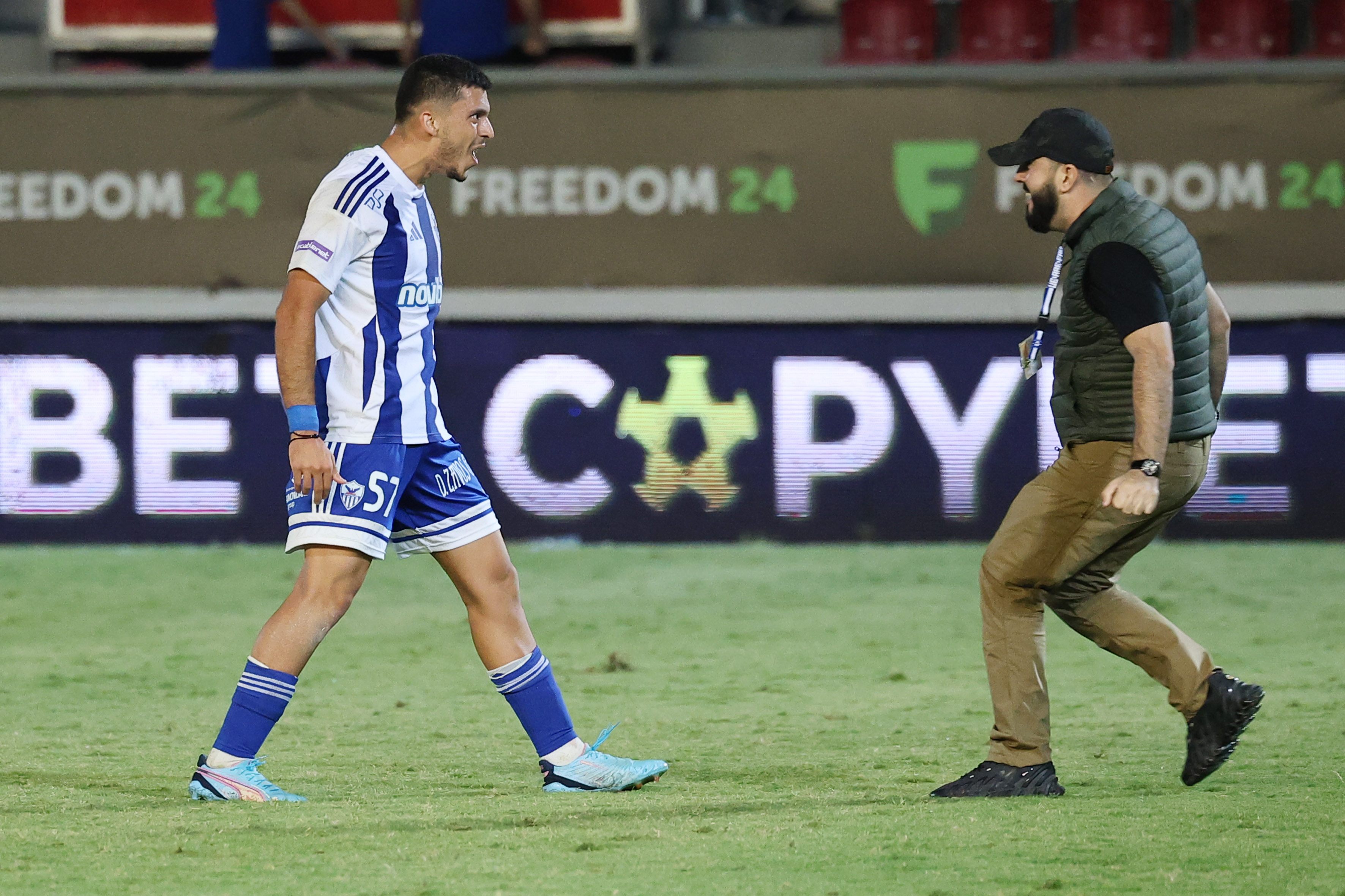 ΣΦΙΓΜΕΝΕΣ γροθιές, «ντου» Πραστίτη και τρέλα με Τιμούρ – ΦΩΤΟΓΡΑΦΙΕΣ ΣΦΙΓΜΕΝΕΣ γροθιές, «ντου» Πραστίτη και τρέλα με Τιμούρ – ΦΩΤΟΓΡΑΦΙΕΣ