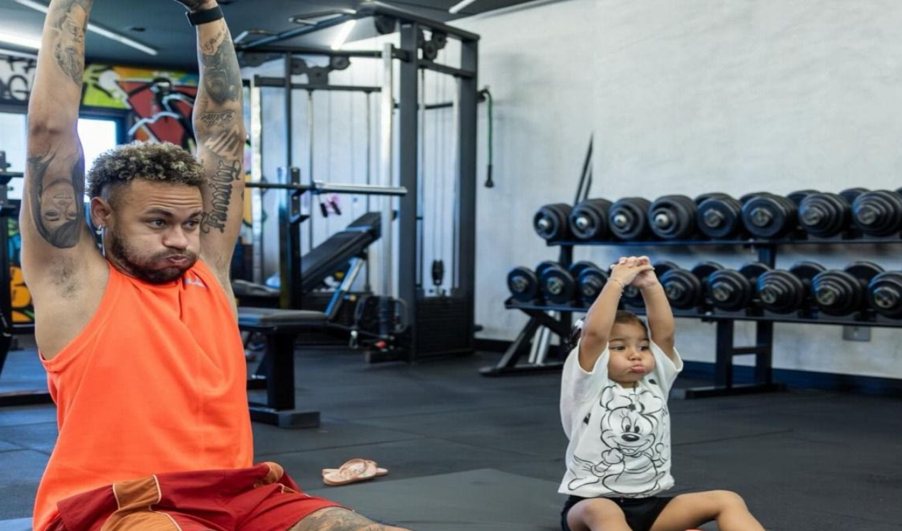 Νεϊμάρ: Έκανε γυμναστική παρέα με την κόρη του και χάρισε τα πιο αστεία στιγμιότυπα