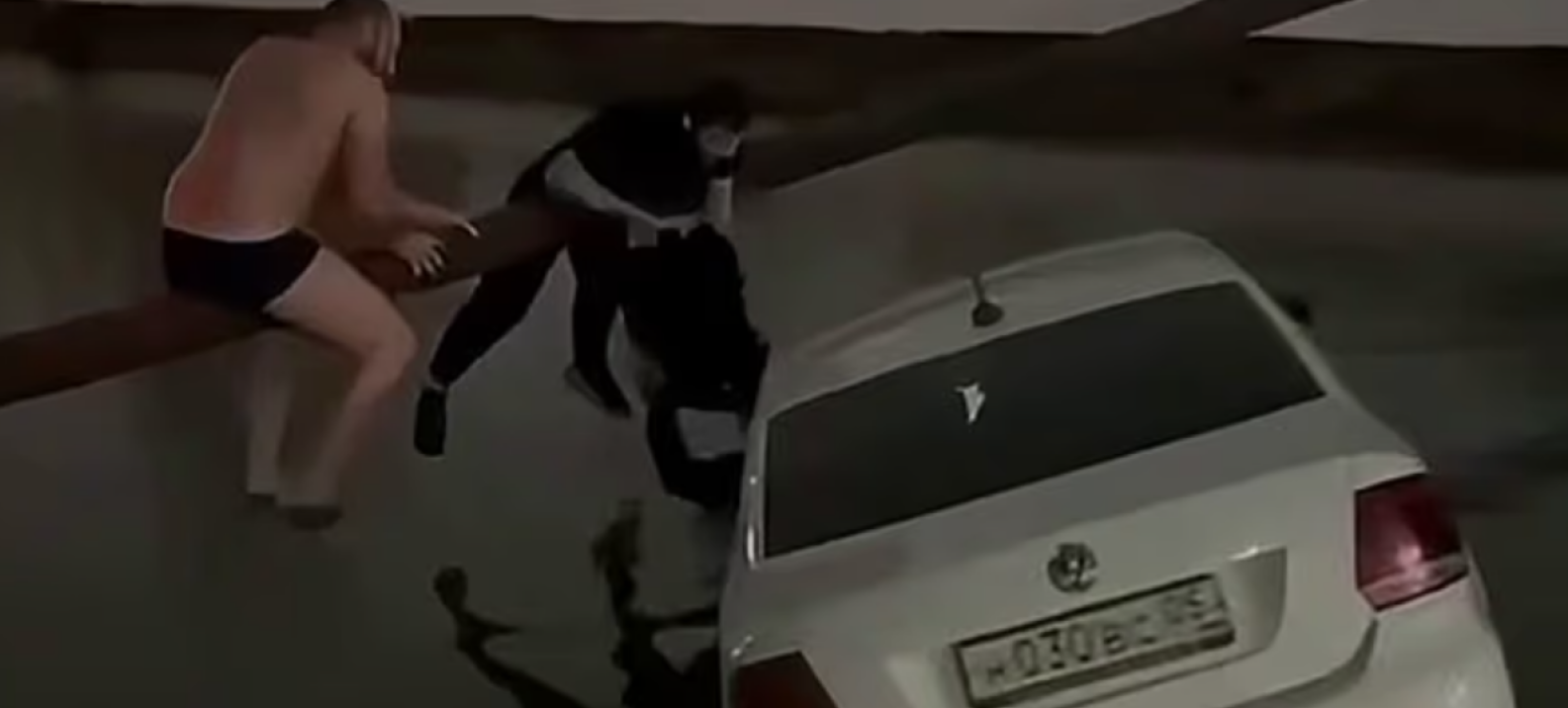 Video: Δραματική διάσωση παιδιού από ταξί που παρασυρόταν από τα νερά στο Νταγκεστάν