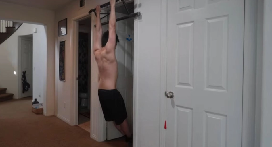 Έκανε 50 έλξεις και 100 pushups καθημερινά για 30 μέρες: Οι αλλαγές που είδε στο σώμα του (BINTEO)