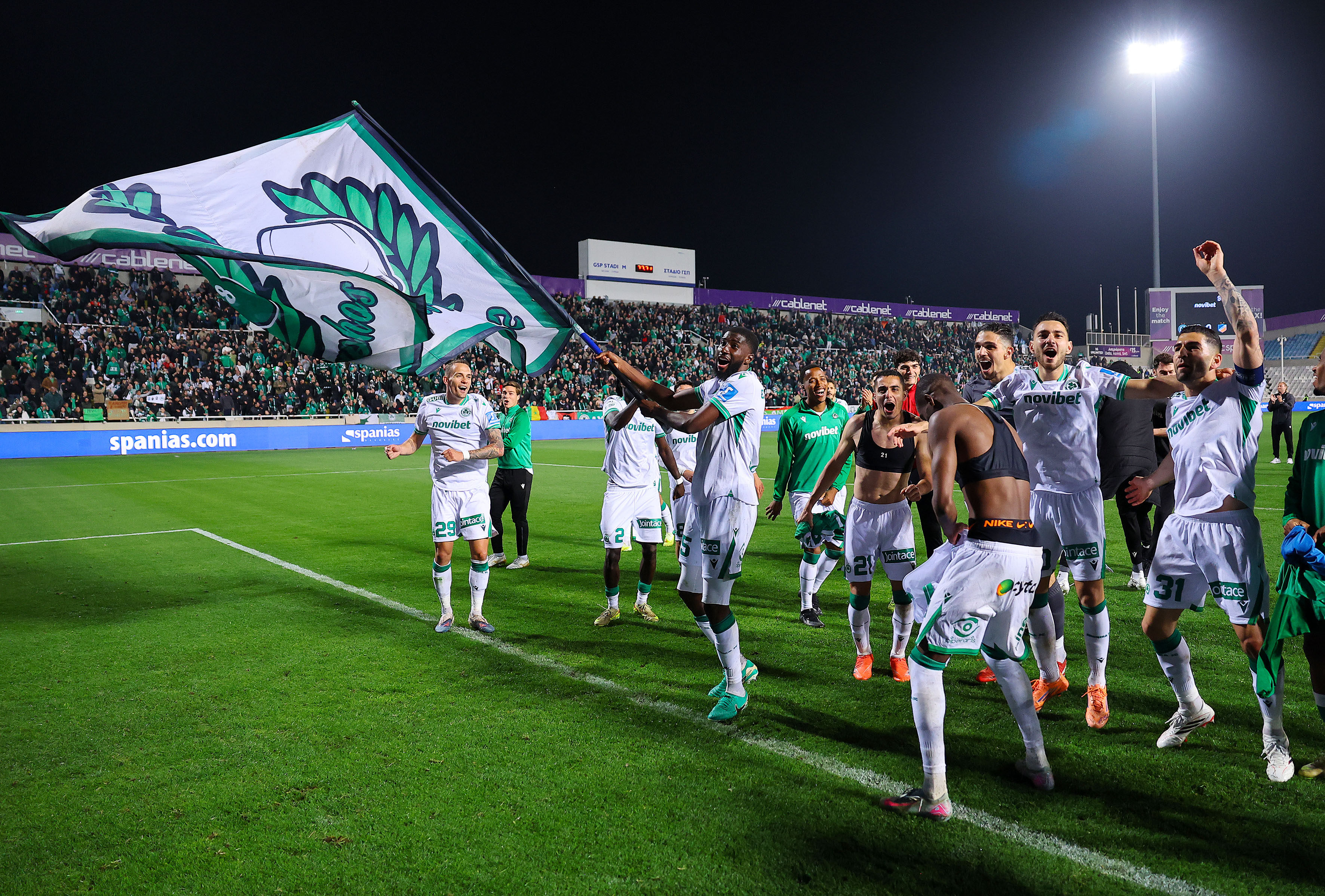 Ξέφρενο πάρτι και στο +13: Οι παίκτες της Ομόνοιας το χάρηκαν με την ψυχή τους! (ΦΩΤΟΓΡΑΦΙΕΣ)