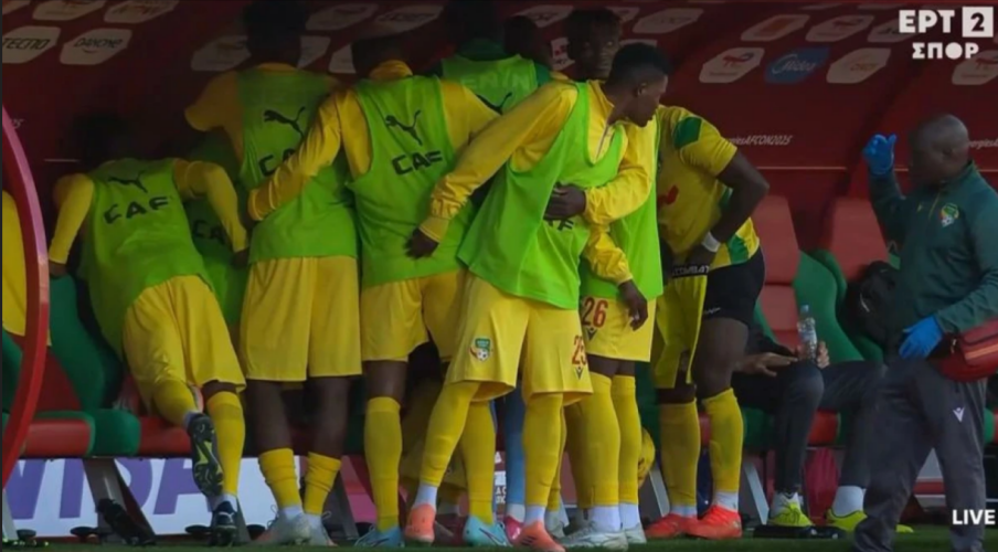 ΕΠΙΚΟ σκηνικό στο Κύπελλο Εθνών Αφρικής: Παίκτες του Μπενίν... έκρυψαν συμπαίκτη τους για να αλλάξει σορτσάκι! (ΒΙΝΤΕΟ)