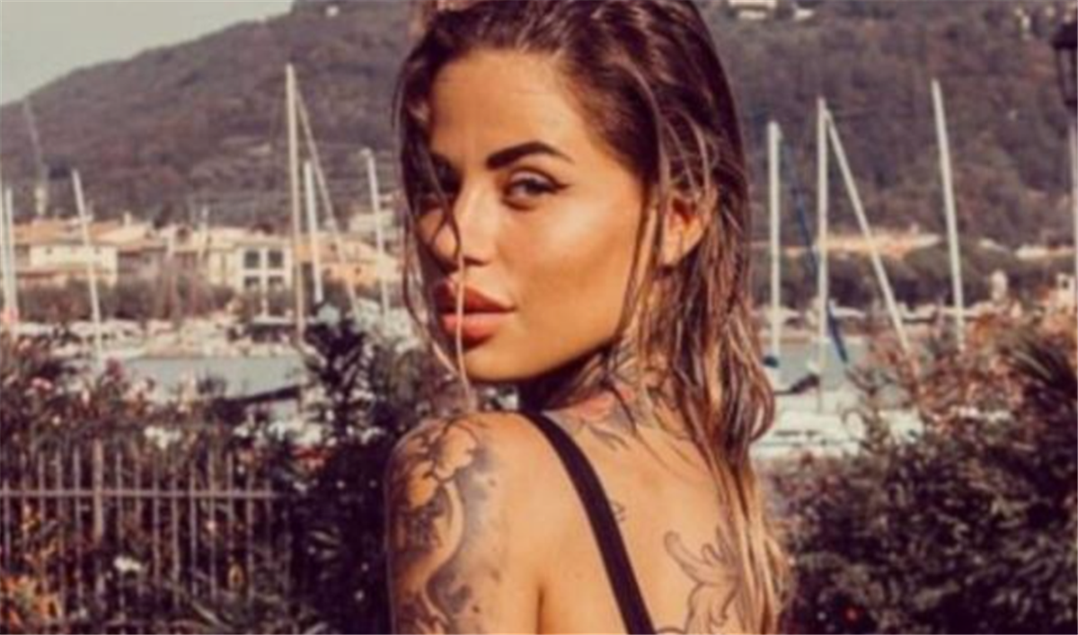 «Καυτή» σύζυγος ποδοσφαιριστή έκανε προσθετική στήθους και εξηγεί τον λόγο  