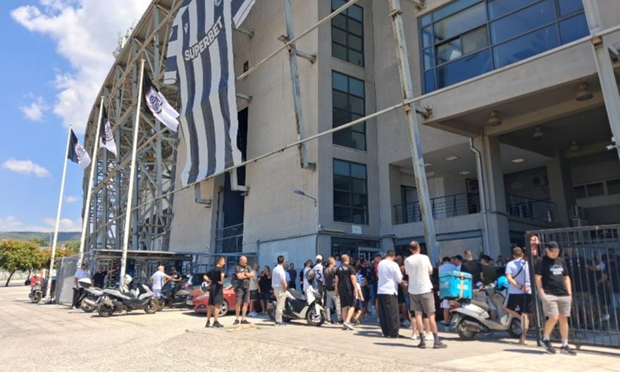 Πανό κατάληψης στην Τούμπα από οπαδούς του ΠΑΟΚ που αντιδρούν για την πώληση Κωνσταντέλια!