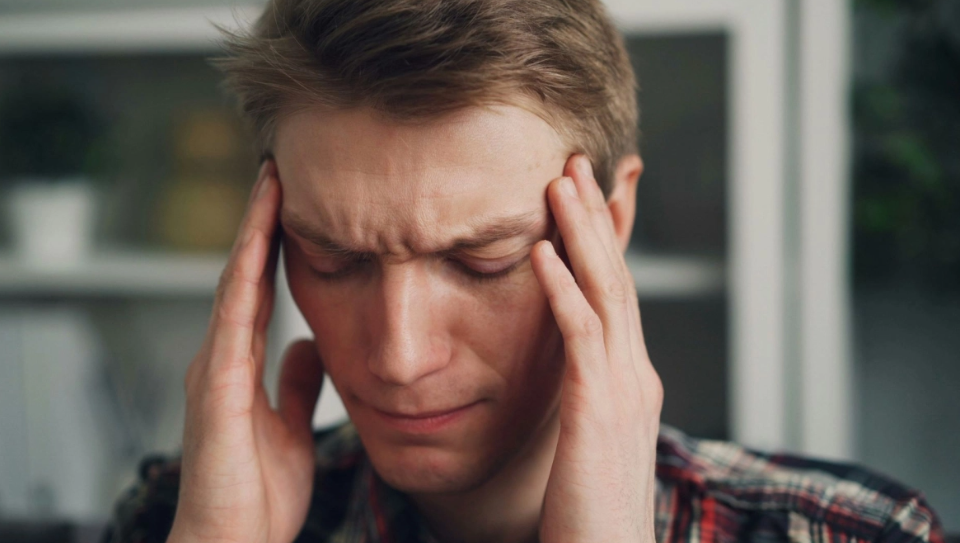 Γιατί σε πιάνει πονοκέφαλος μετά το φαγητό και πώς να τον σταματήσεις