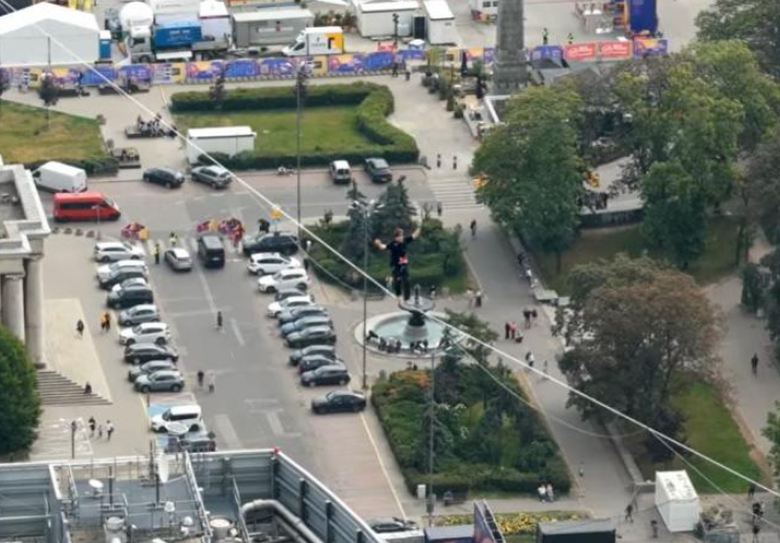 Βίντεο που κόβει την ανάσα: Σχοινοβάτης περπατά σε ιμάντα σε ύψος 180 μέτρα στο κέντρο της Βαρσοβίας