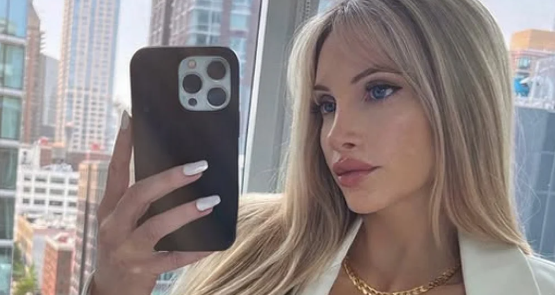 Ξανθιά καλλονή με ολόσωμη φόρμα και εντυπωσιακές καμπύλες (ΦΩΤΟΓΡΑΦΙΕΣ)