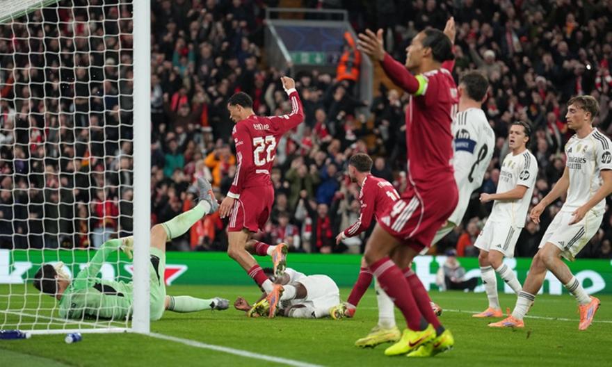 Ο Κουρτουά έβγαζε, ο ΜακΆλιστερ εκτέλεσε και η Λίβερπουλ νίκησε τη Ρεάλ και την «έπιασε»!