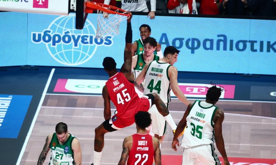 Πρώτος και... τυπικά ο Ολυμπιακός, λύγισε τον λαβωμένο Παναθηναϊκό στο διαδικαστικό αλλά επεισοδιακό ντέρμπι