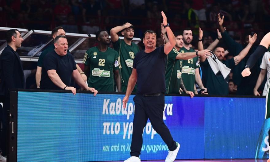 «Ντροπή, κλέφτες»: Λεκτική επίθεση ανθρώπων του Παναθηναϊκού στους διαιτητές του Game 1!