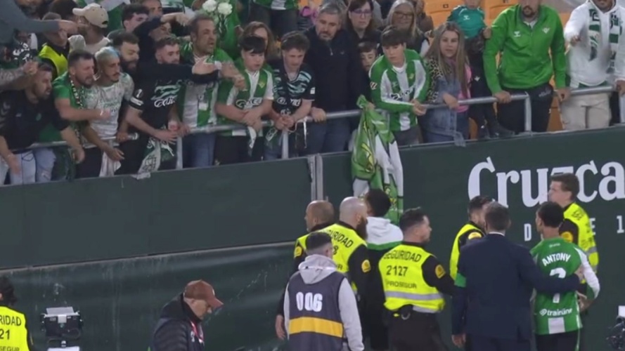 Στα... «κάγκελα» οι οπαδοί της Μπέτις πριν τον Παναθηναϊκό: Ανοιχτή κόντρα με το «αστέρι» της ομάδας και άγριο ξύλο! (ΒΙΝΤΕΟ)