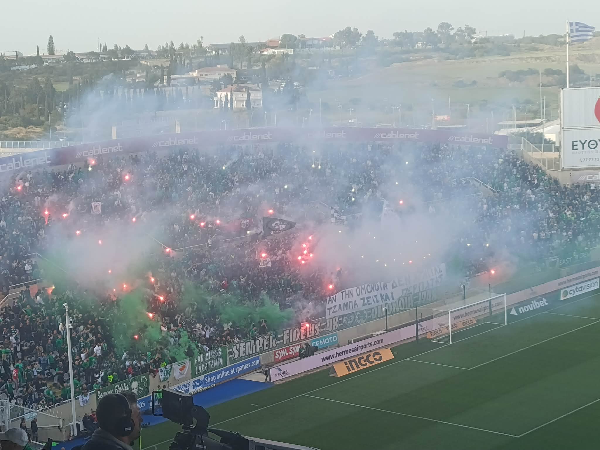 Ομόνοια-ΑΠΟΕΛ: Φοβερή ατμόσφαιρα με την είσοδο των ομάδων - Τα πανό σε Βόρεια και Νότια (ΒΙΝΤΕΟ-ΦΩΤΟΣ)