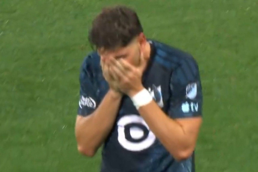 Πέτυχε γκολάρα από τα 35 μέτρα και ξέσπασε σε κλάματα για τη μητέρα του!