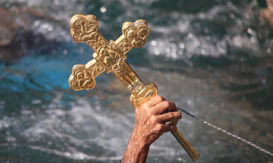 Μόνο στην Κύπρο: Βούτηξε, βρήκε τον Σταυρό και… εξαφανίστηκε – Τον ψάχνουν οι Αρχές