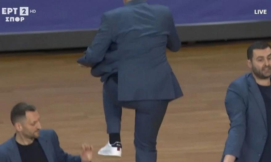 Τρελάθηκε με απόφαση των διαιτητών και αντέδρασε πηδώντας πάνω από τις καρέκλες!