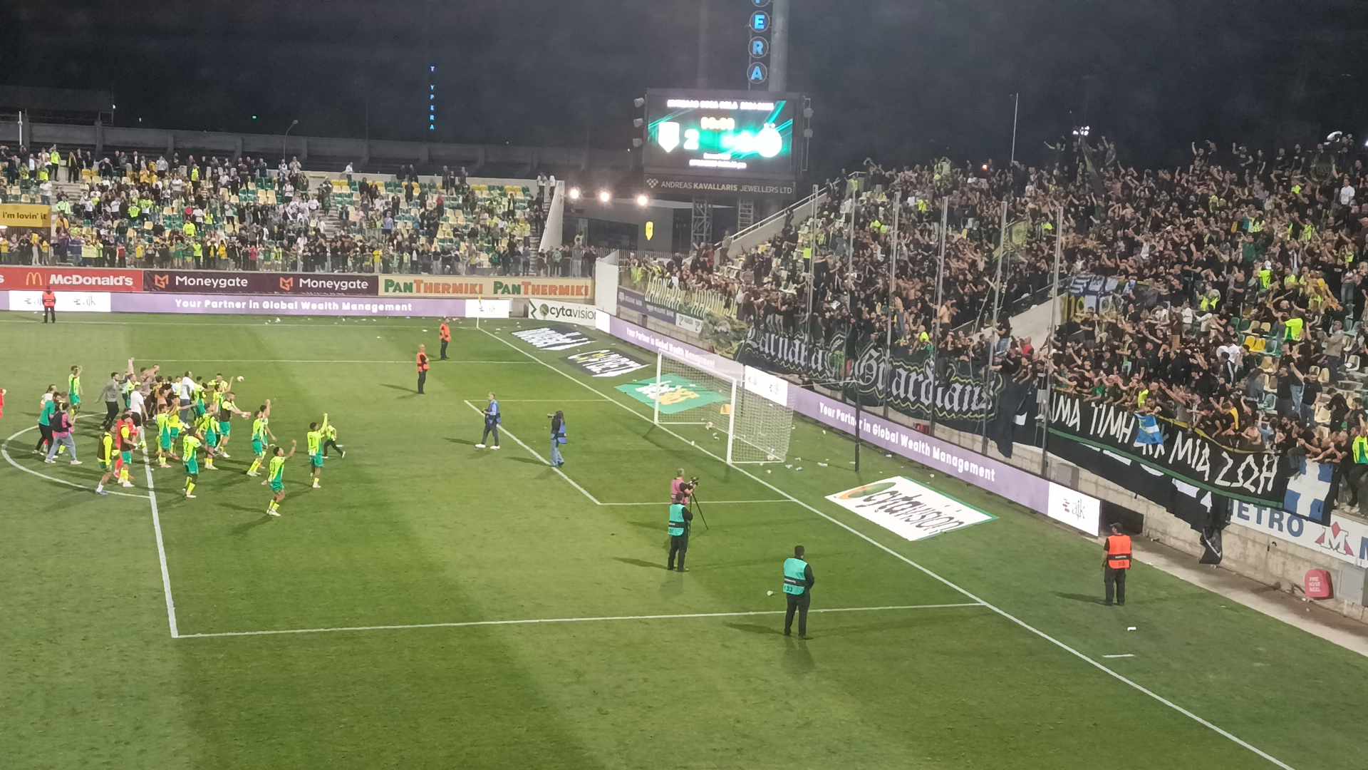 ΒΙΝΤΕΟ: Εκστασιασμένοι οι ΑΕΚτζήδες – Τρελό ΠΑΡΤΙ στην Αρένα μετά την πρόκριση!