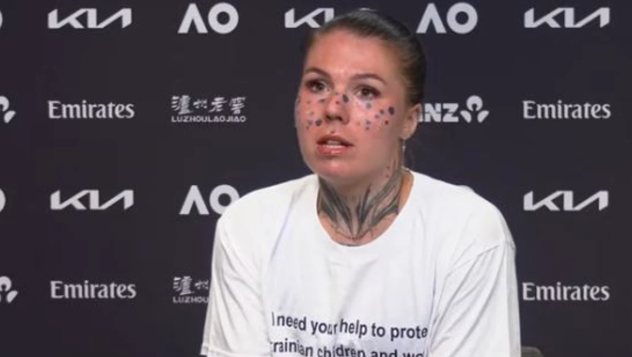 Το κορίτσι με τα τατουάζ στο πρόσωπο «κρύβει» μια συγκινητική ιστορία ζωής (BINTEO)