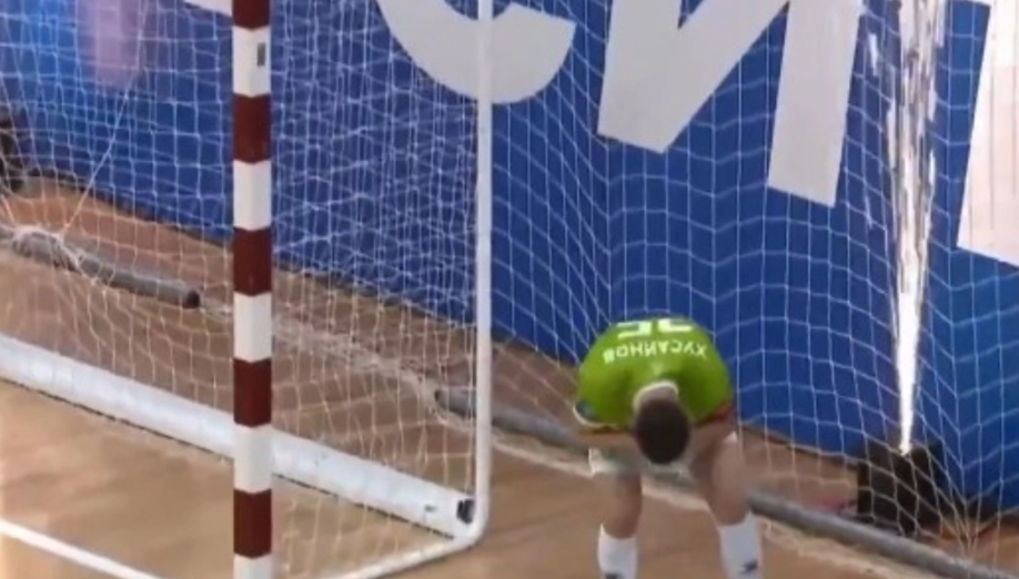 Παίκτης Futsal κόντεψε να χάσει την όραση του λόγω... πυροτεχνημάτων! (ΒΙΝΤΕΟ)