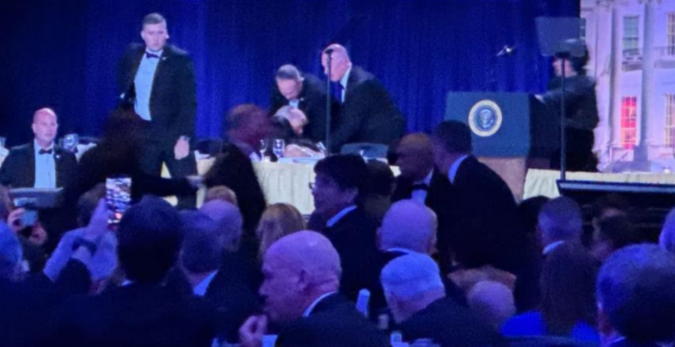 ΒΙΝΤΕΟ: Η στιγμή που οι μυστικοί πράκτορες απομακρύνουν τον Τραμπ μετά τους πυροβολισμούς